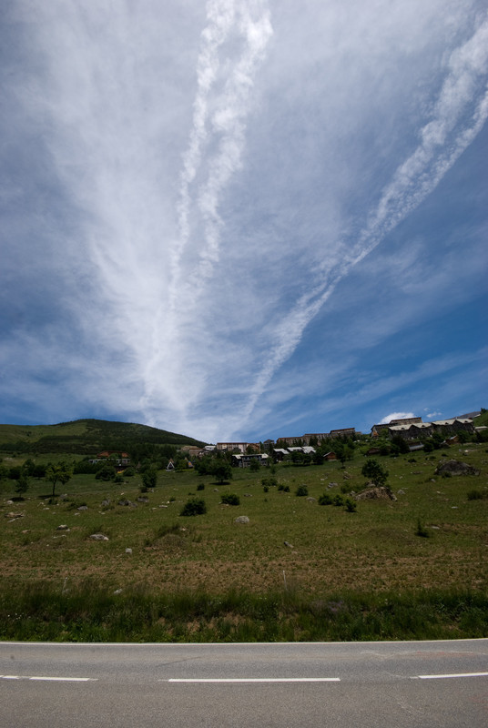 darthwalk: Felhő és kondenzcsíkpornó a falu felett