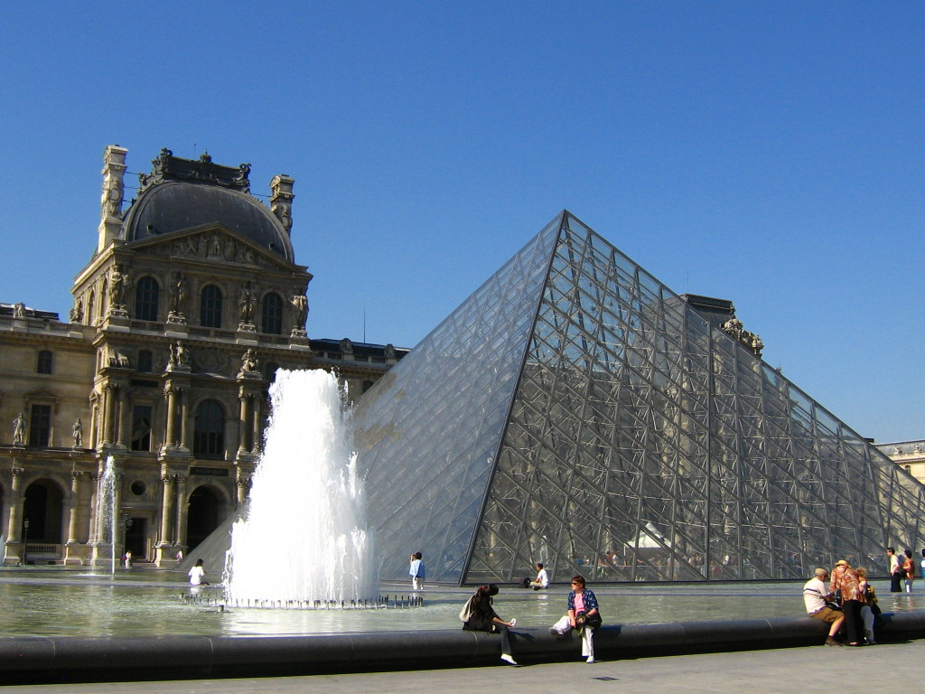 A Louvre és az üvegpiramis