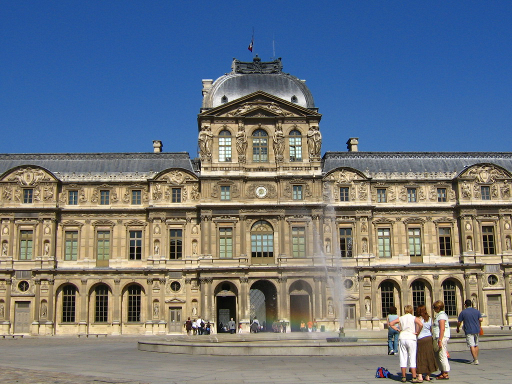 A Louvre egyik épületszárnya - és a szivárvány