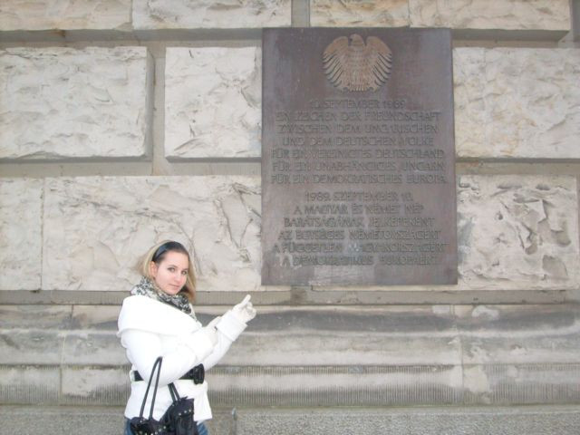 Az egyetlen nem német felirat a Reichstag oldalán