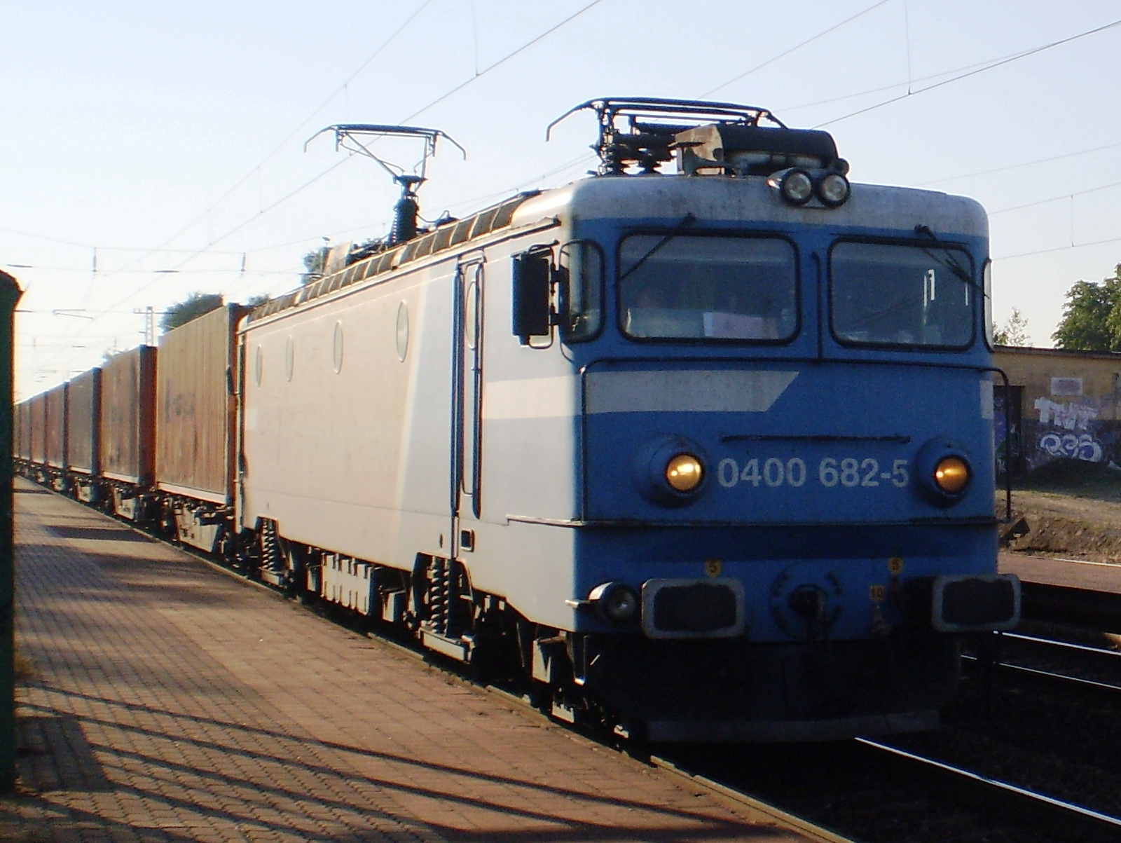 Train Hungary GFR 0400 682-5 Csaurusz Üllőn konténervonatával