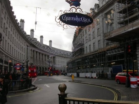 Piccadilly Circus-től az Oxford Circus irányába télen