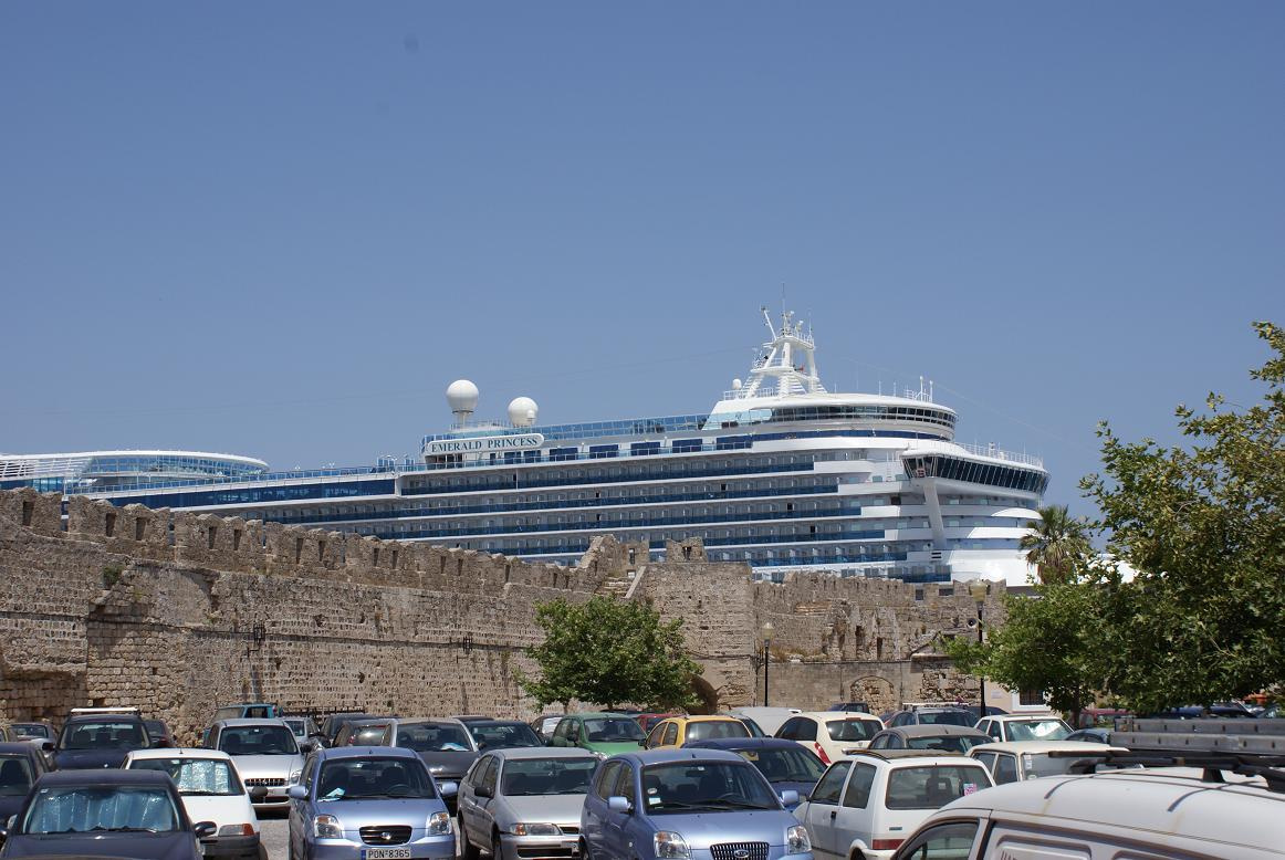 Rodosz - óváros - parkoló autóknak, hajóknak