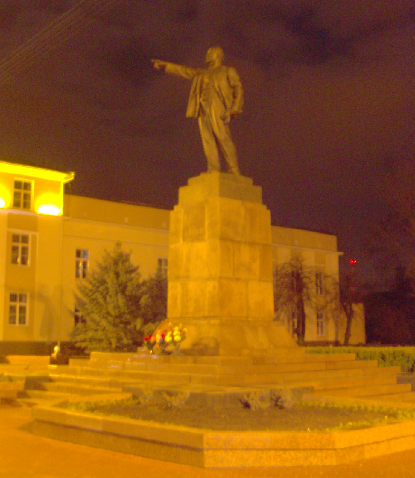 Lenin szobor a főtéren