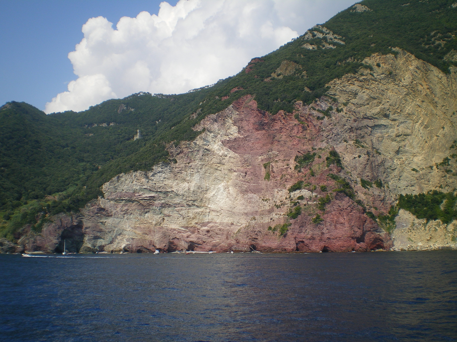 Vörös sziklák Riomaggiore és Portovenere között