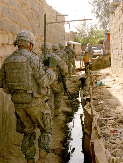 soldiers-patrol-sadr-city-open-sewer (Medium)