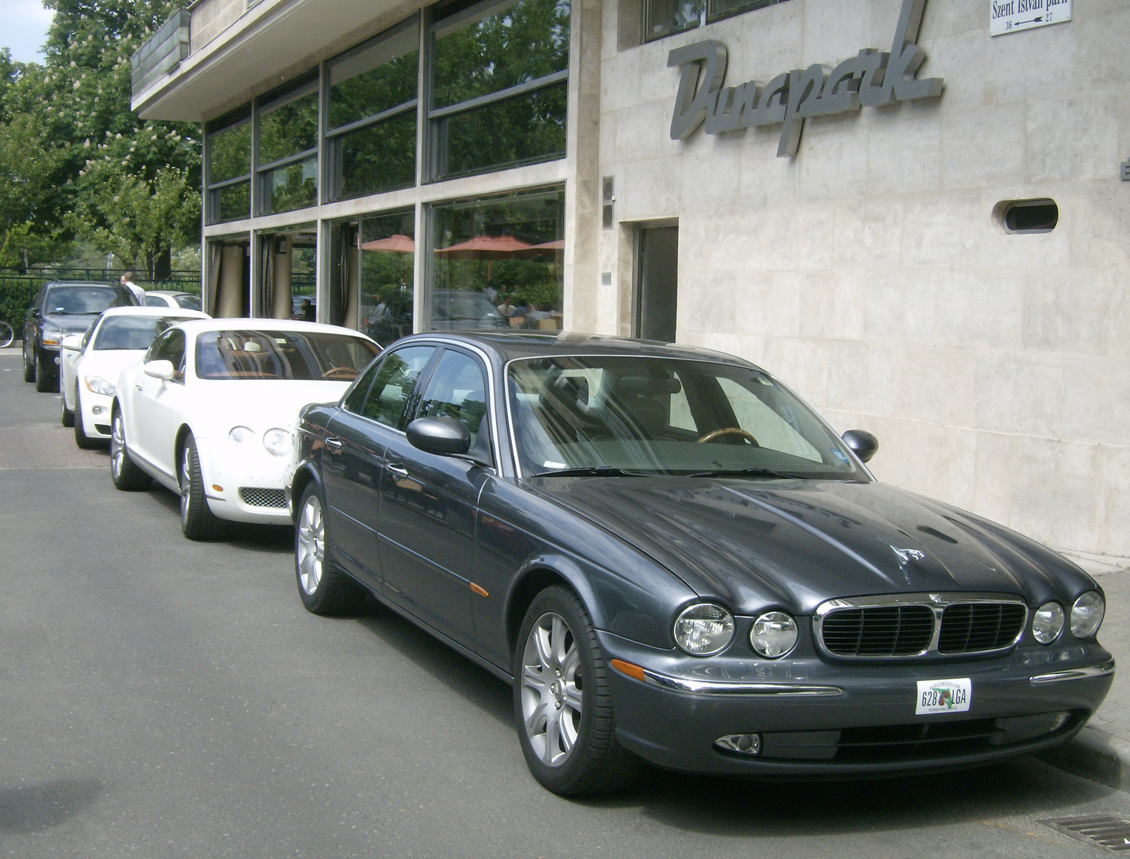 Jaguar ,Bentley ,Maserati ! Bocs a kép minőségért ! Elég gáz