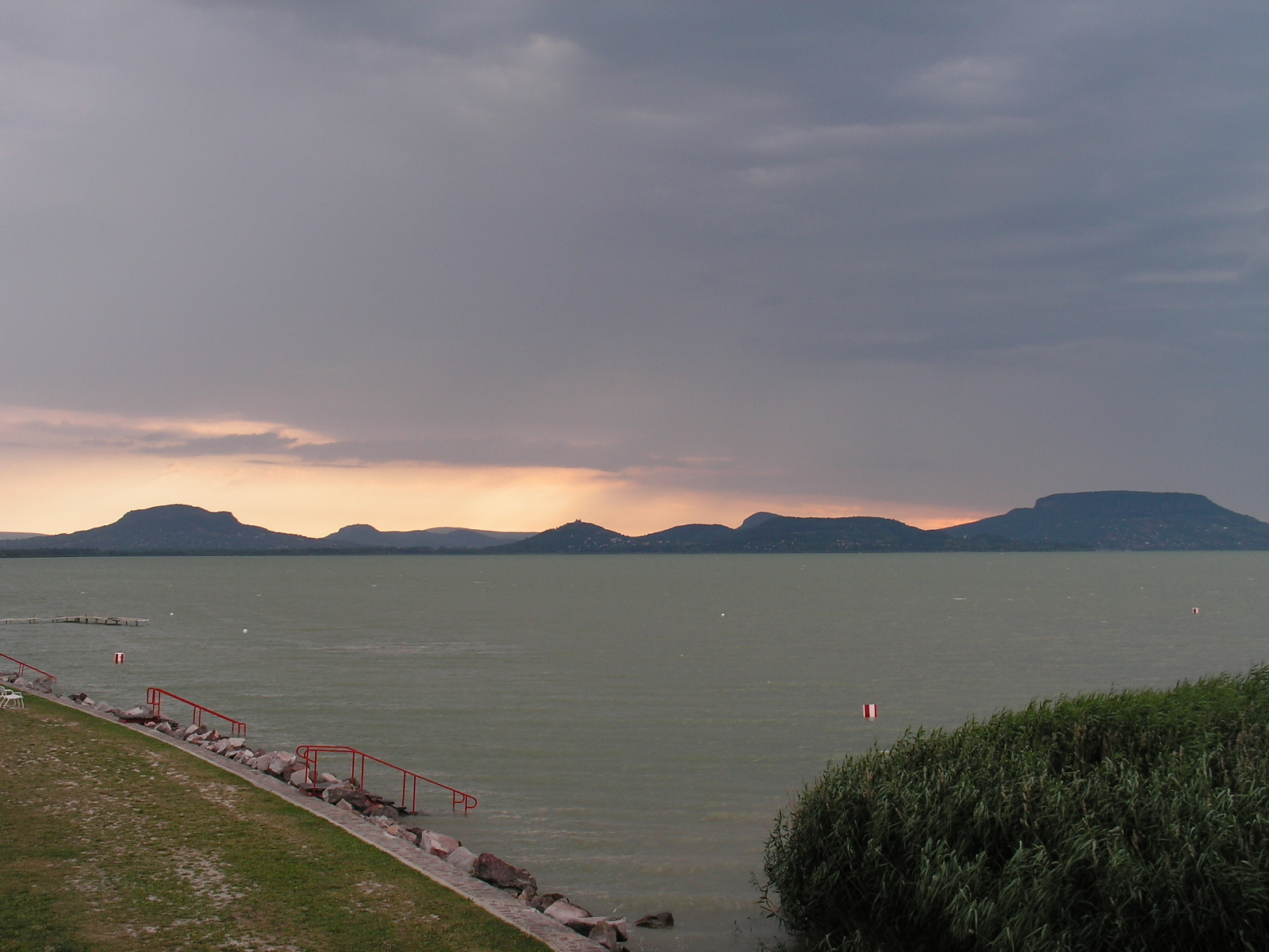 Napfelkelte a Tapolcai-medence mögött (Balatongyörökről)