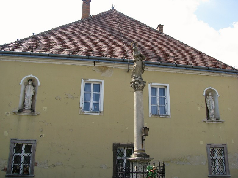 Zeneiskola, Szent Anna szobor