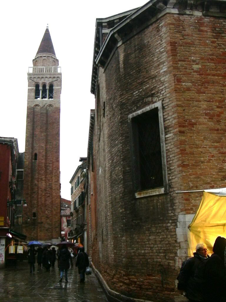 240 Campo San Polo tér és templom