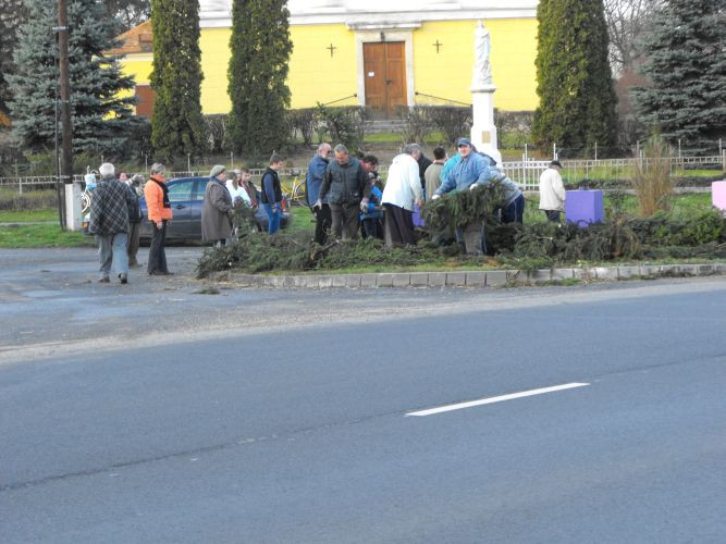 20101127-Adventi koszorú készítésel Hegyfalu 003