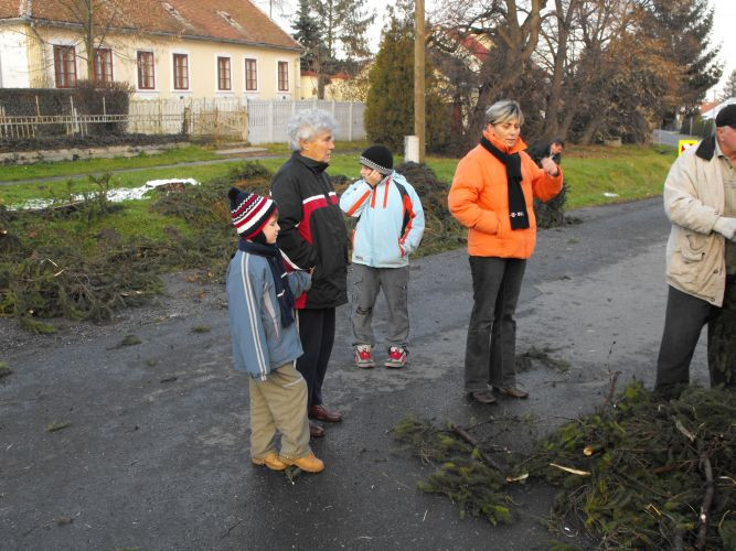 20101127-Adventi koszorú készítésel Hegyfalu 011