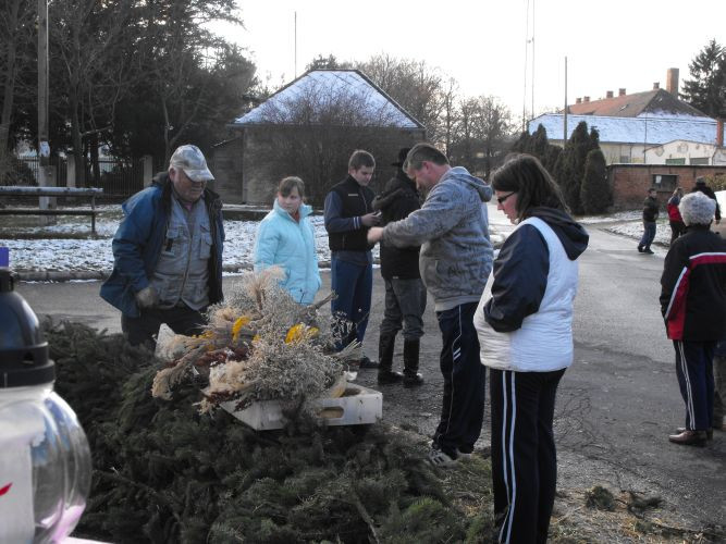 20101127-Adventi koszorú készítésel Hegyfalu 021