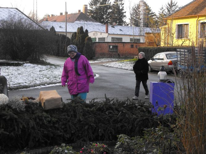 20101127-Adventi koszorú készítésel Hegyfalu 027