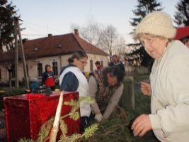 20091128-2009 évi adventi koszorú készítése2 063