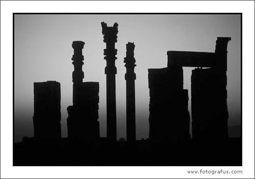 Díszlet (Persepolis, 2004)