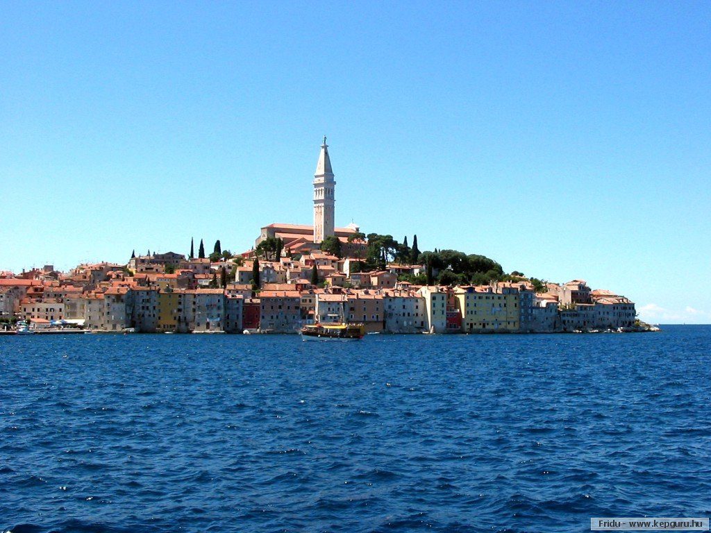 Hajó Rovinj előtt