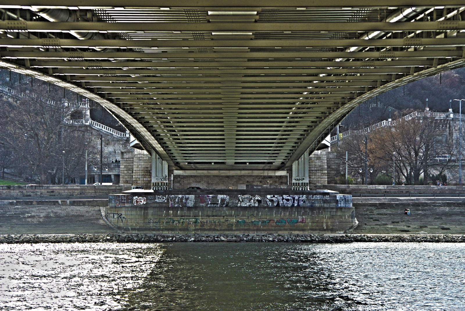 Erzsébet híd, alulnézet (HDR)