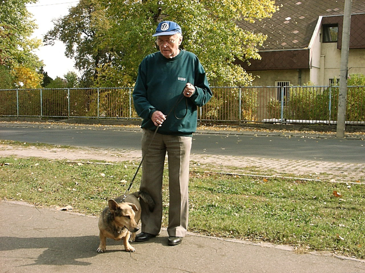 Kutya és gazdája a Béke téren 2007.10.12.07