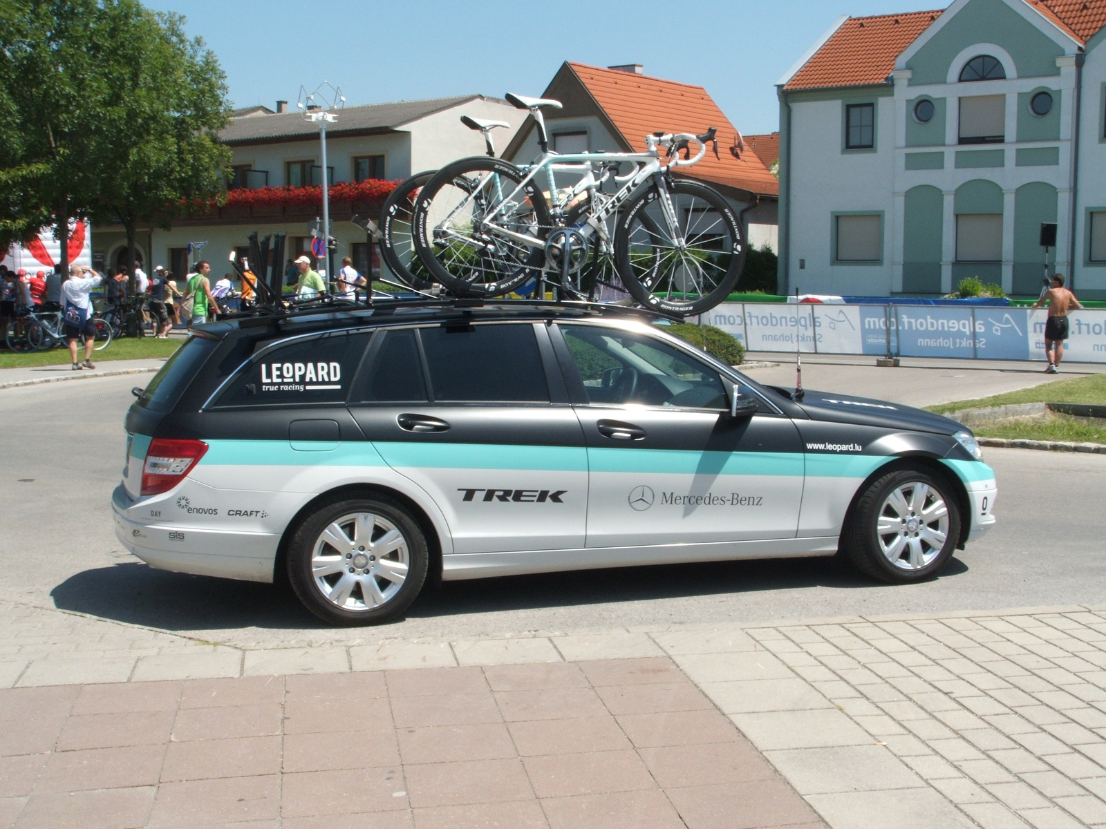 Leopard Trek kísérőkocsi