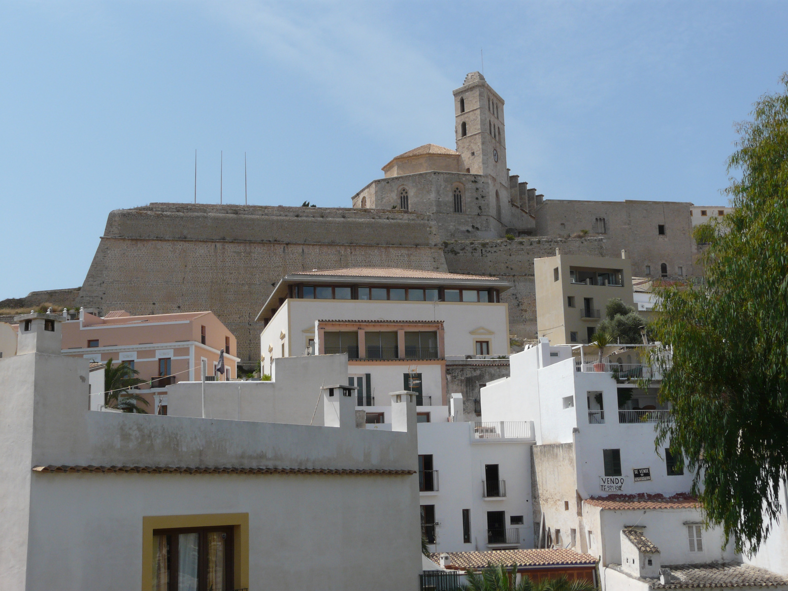 Az óváros a templommal