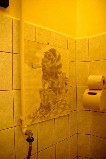 WC-n trónoló rasta (by Atom)