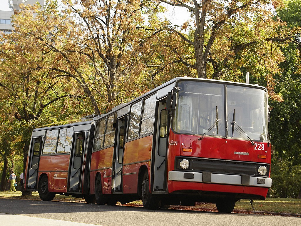 Ikarus 280T a Közlekedési Múzeumnál 4 2009.09.27