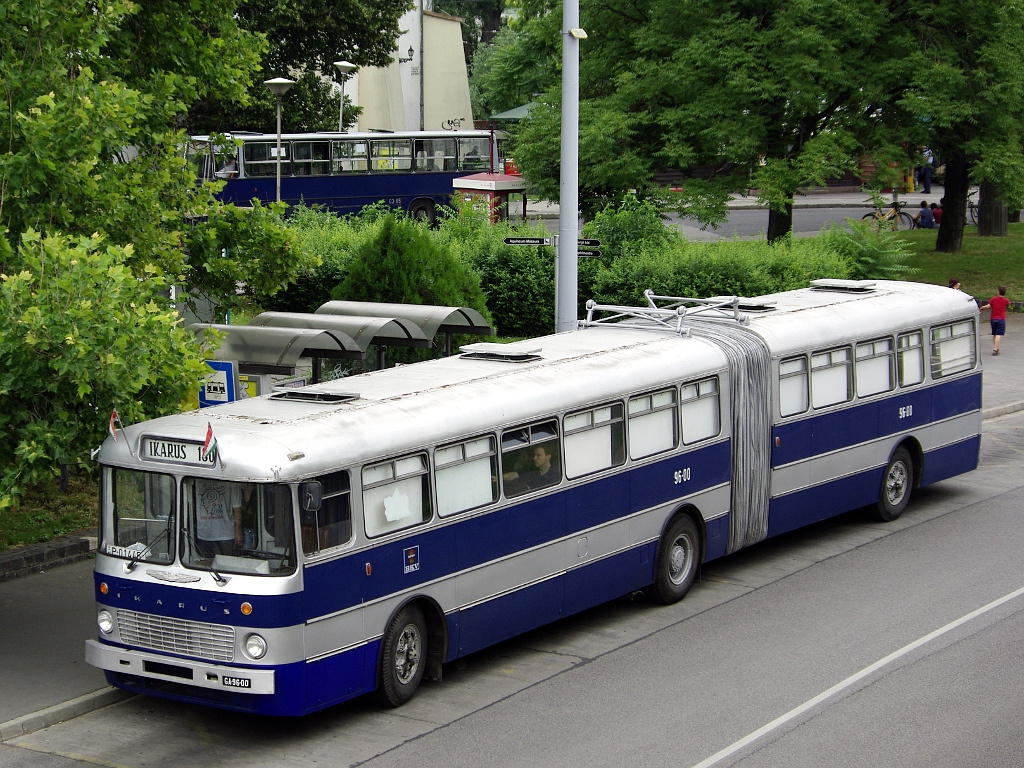 Ikarus 180 a Szentlélek téren 20 2011.06.11