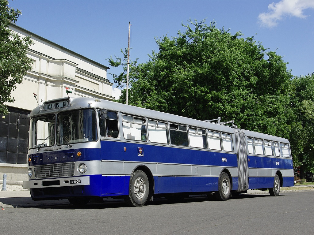 Ikarus 180 a Közlekedési múzeumnál 08 2011.06.25