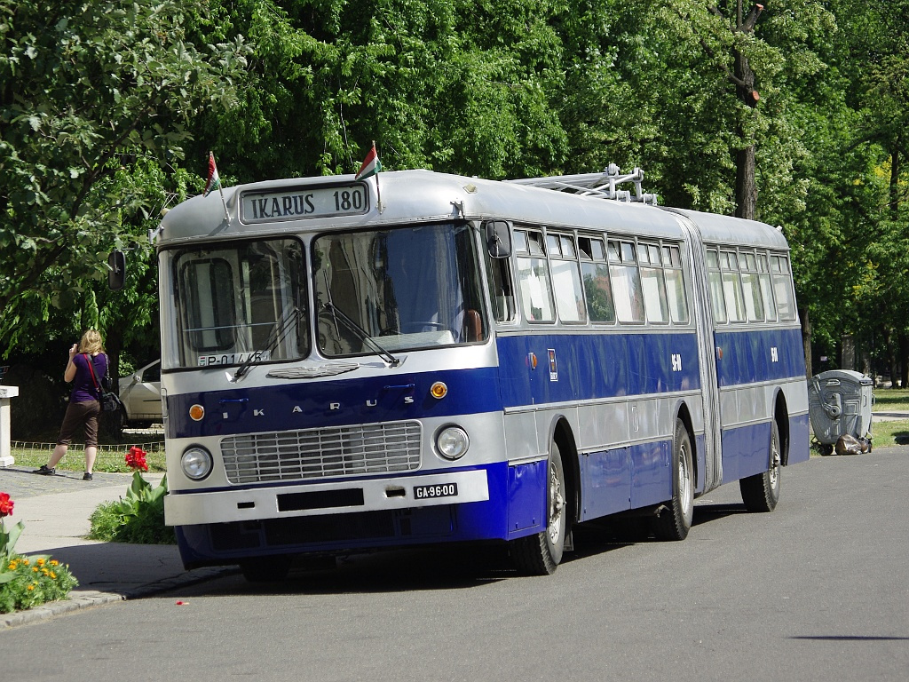 Ikarus 180 a Közlekedési múzeumnál 10 2011.06.25