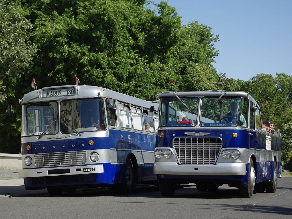 Ikarus 180 és Ikarus 630 cabrio a Közlekedési múzeumnál 10 2011.