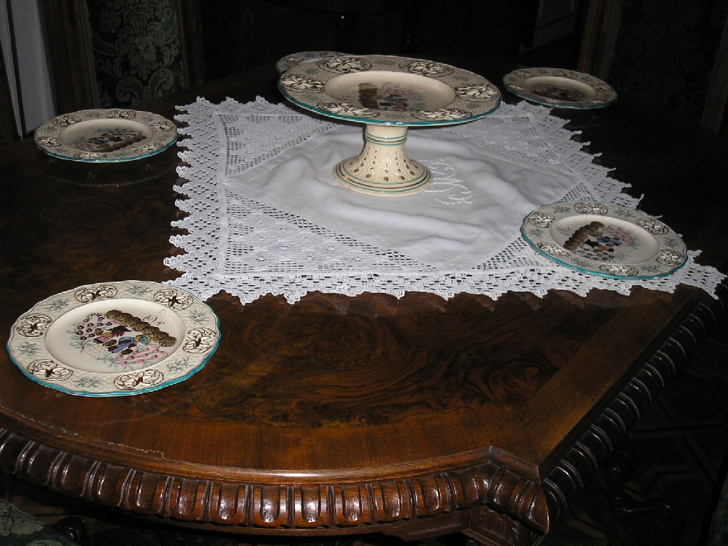 étkezőasztal tányérokkal