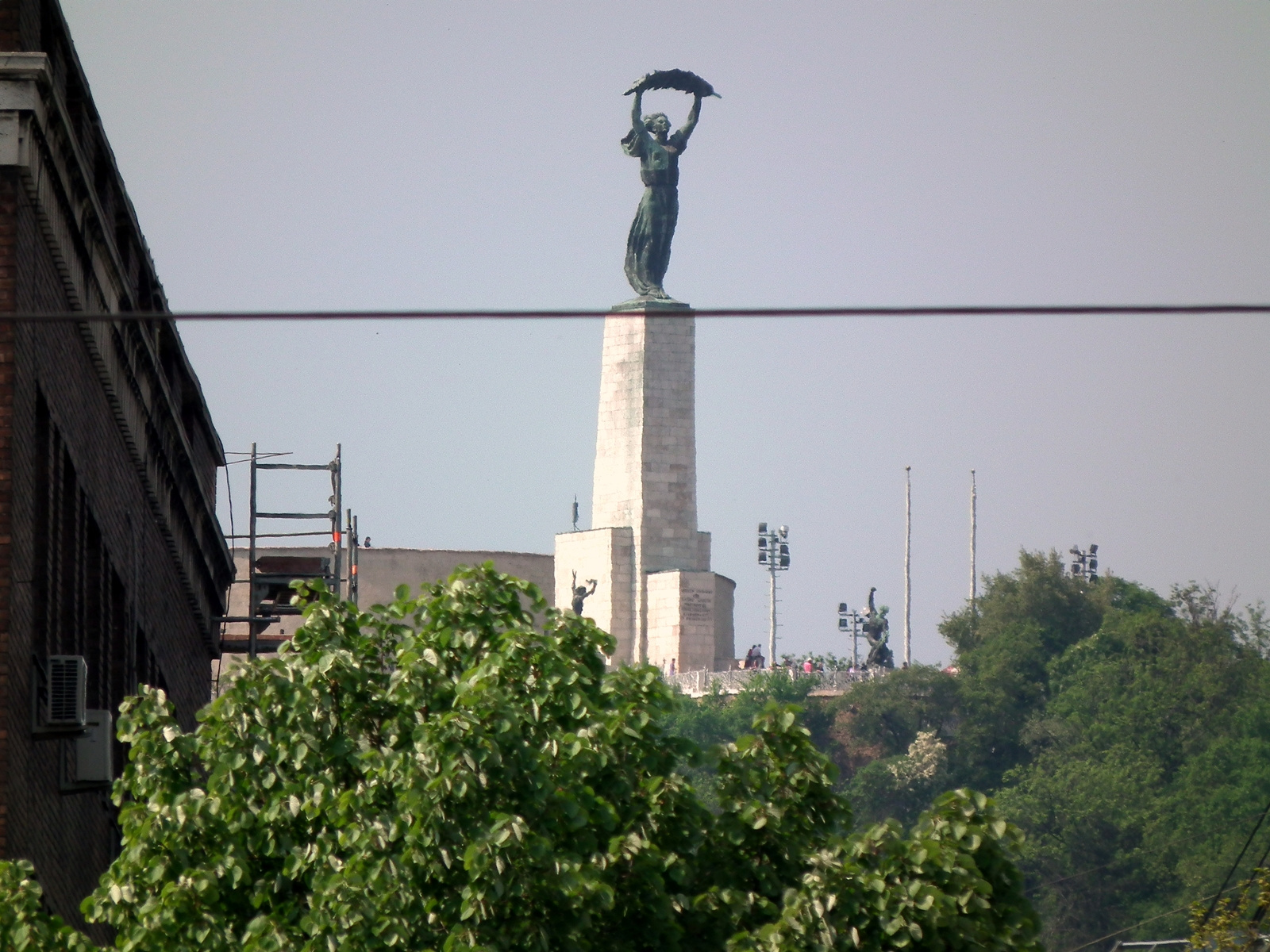 Kötélen egyensúlyoz a Szabadság