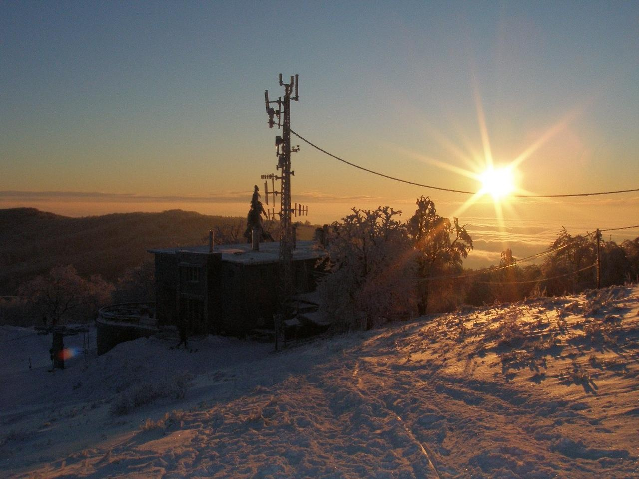 Naplemente a Nagy Hideg-hegyi turistaház mögött.