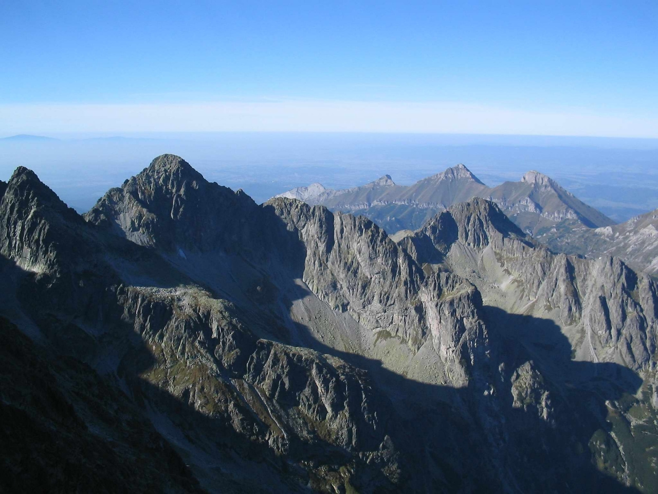 Karbunkulus-gerinc és a háttérben a Bélai-Tátra.