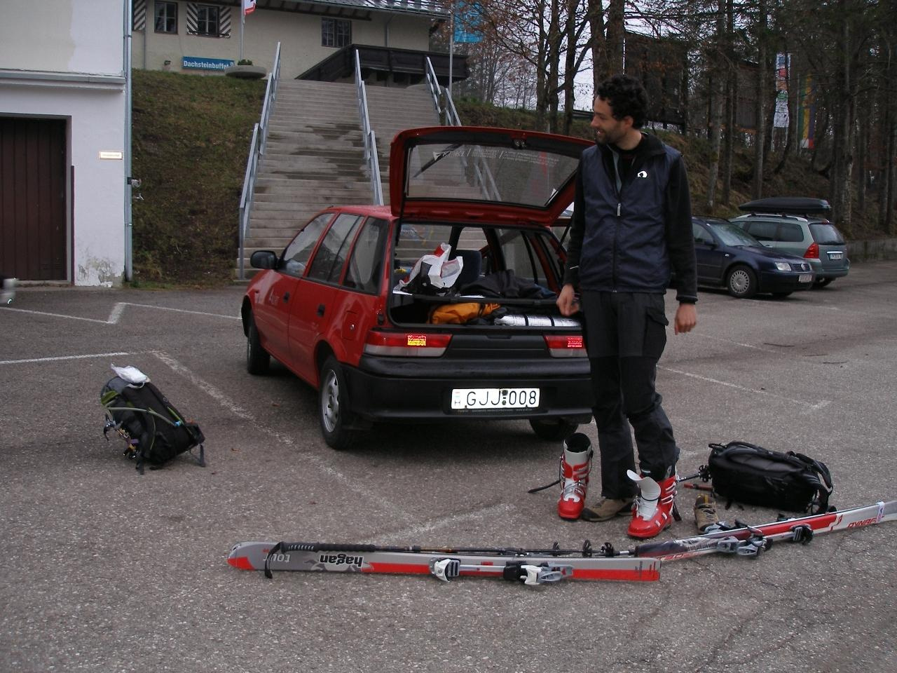 Krippenstein-i völgyállomás parkolója.