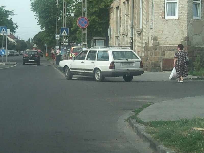 RÁKOS U. RENDELŐ. NEM KIKANYARODIK,  PARKOL.