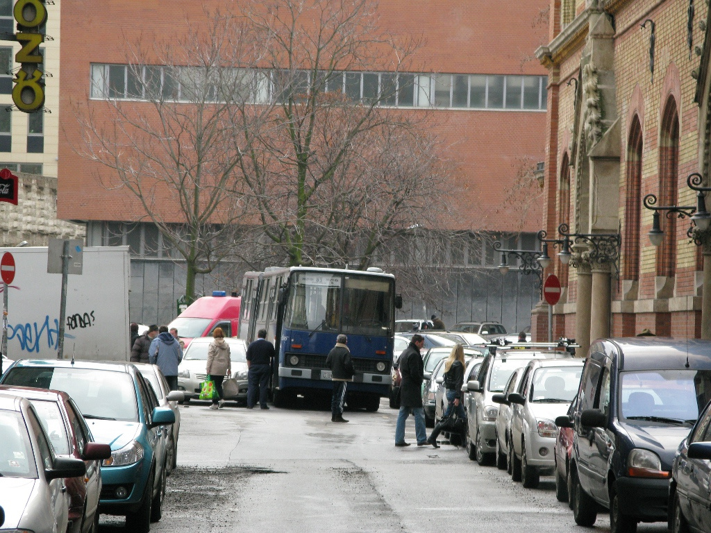 83-as trolipótló beszorul a Pipa utcában