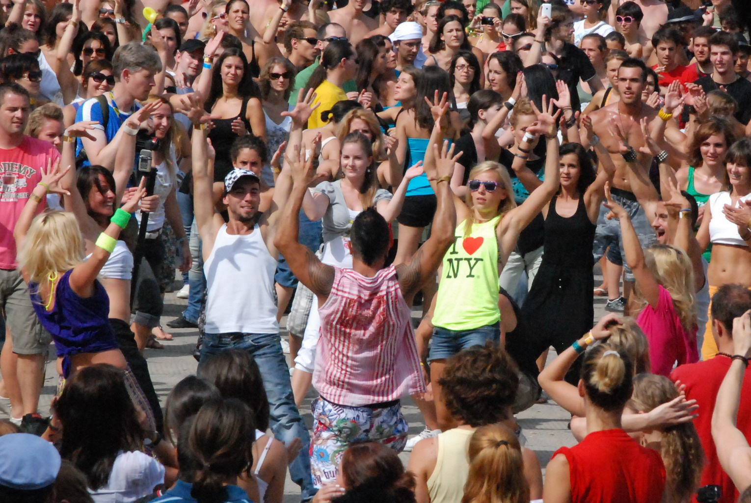 Vodafone "flashmob". Az elsõ fecskék