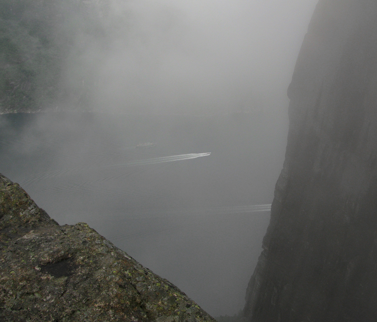 Lyse-fjord a Preikestolen-ről