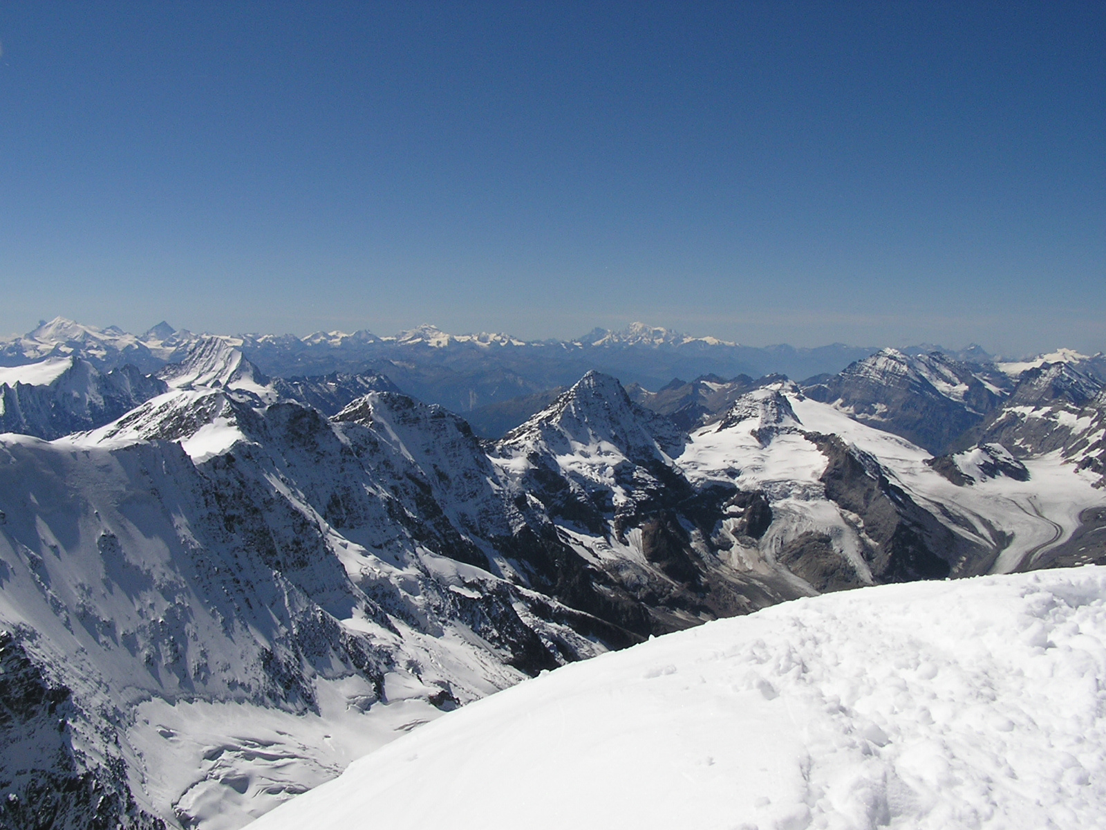 A távolban a Mont Blanc a csúcsról