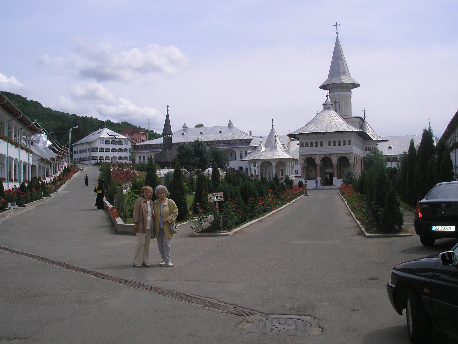 Az udvar ,háttérben a templom