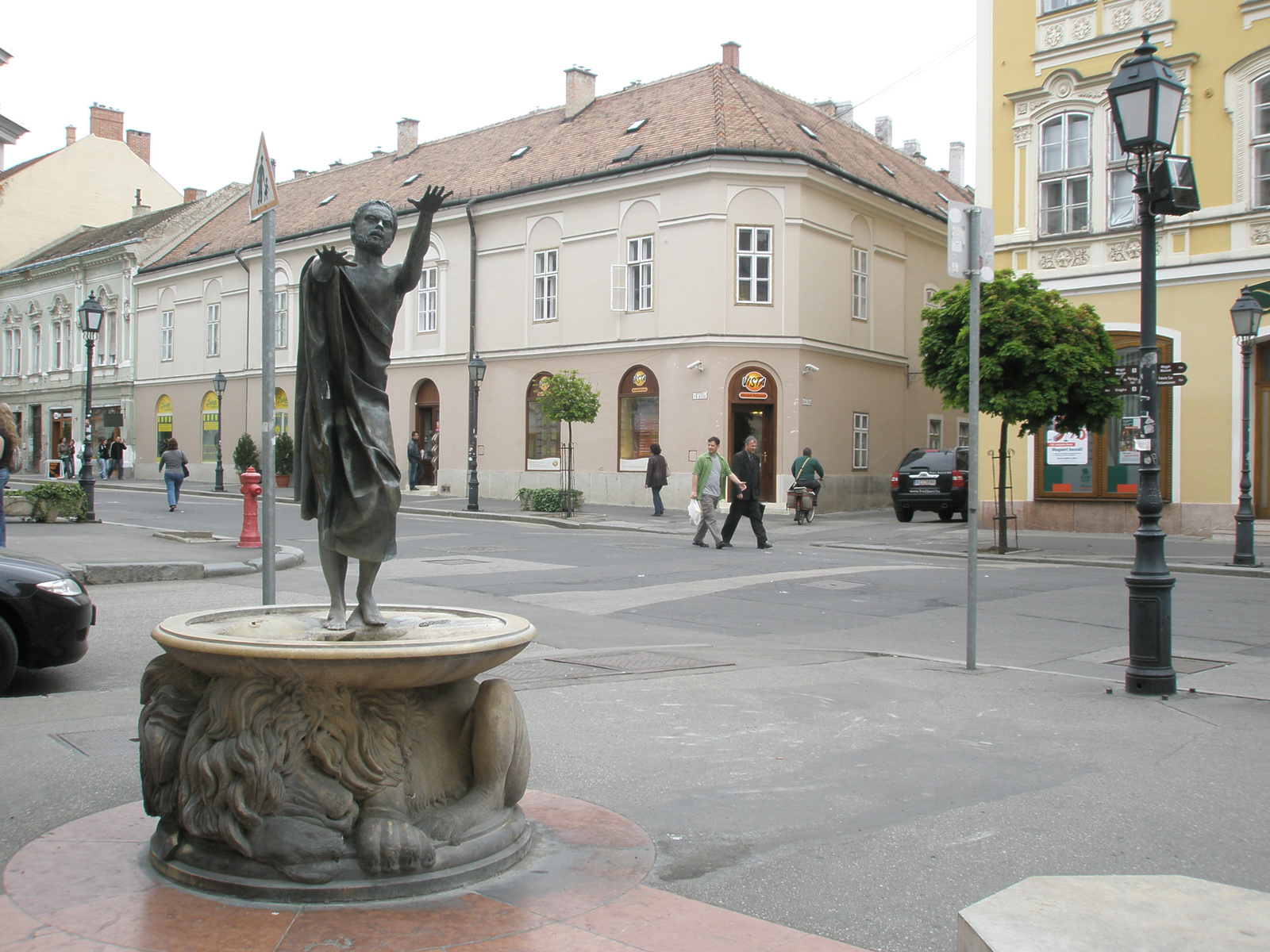 Fő utca a Szónok szoborral