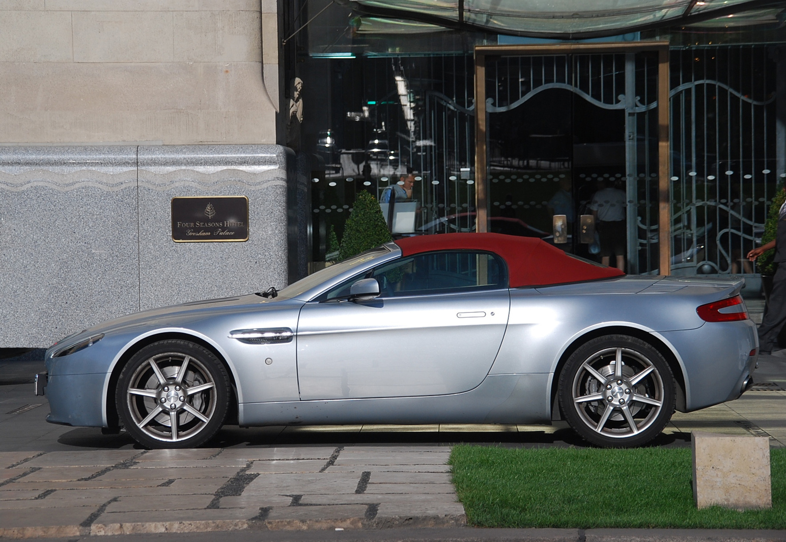 Aston Martin V8 Vantage Roadster