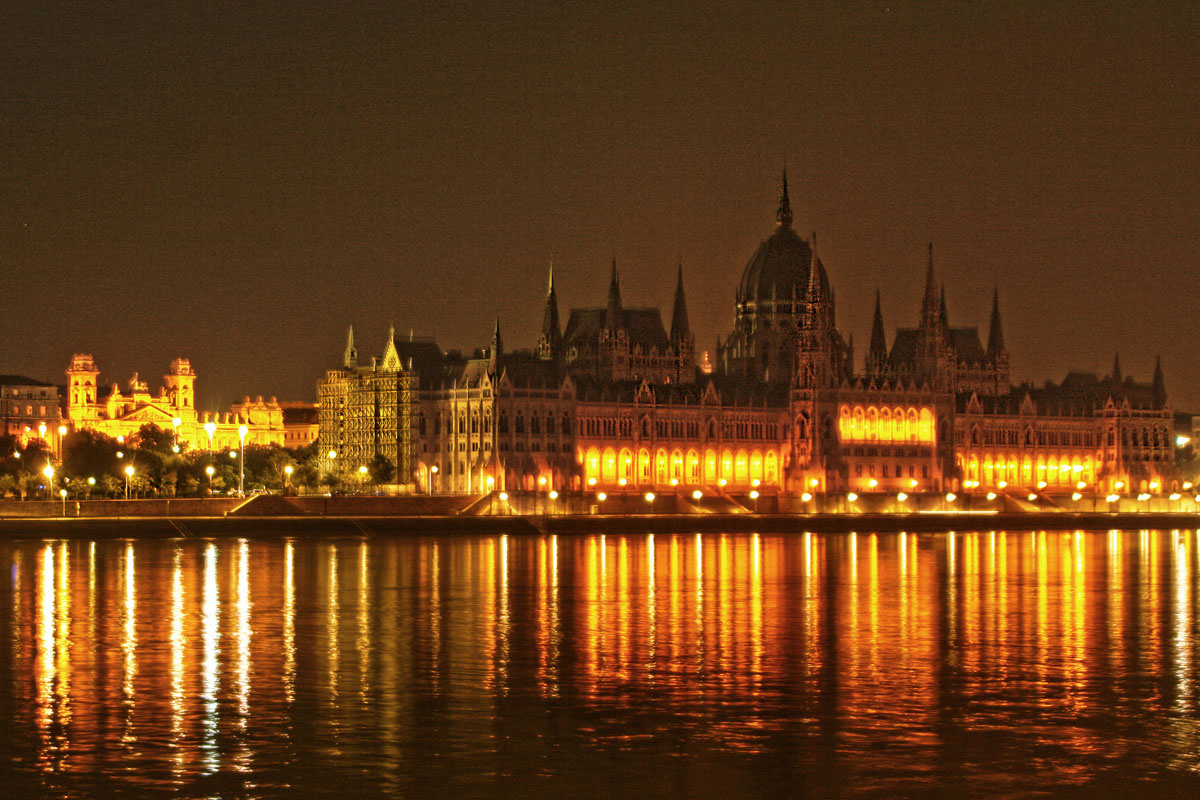 Budapest Parlament " fél régi fényben" blogba