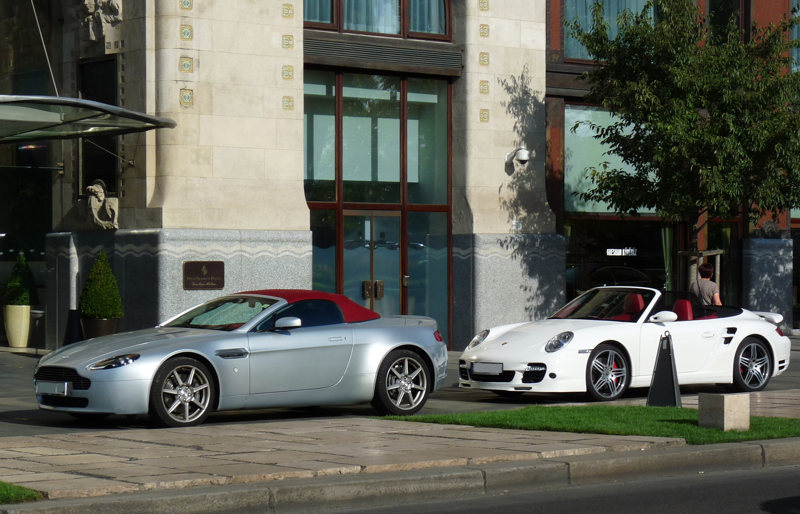 Aston Martin V8 Vantage Roadster - Porsche 911 Turbo Cabriolet