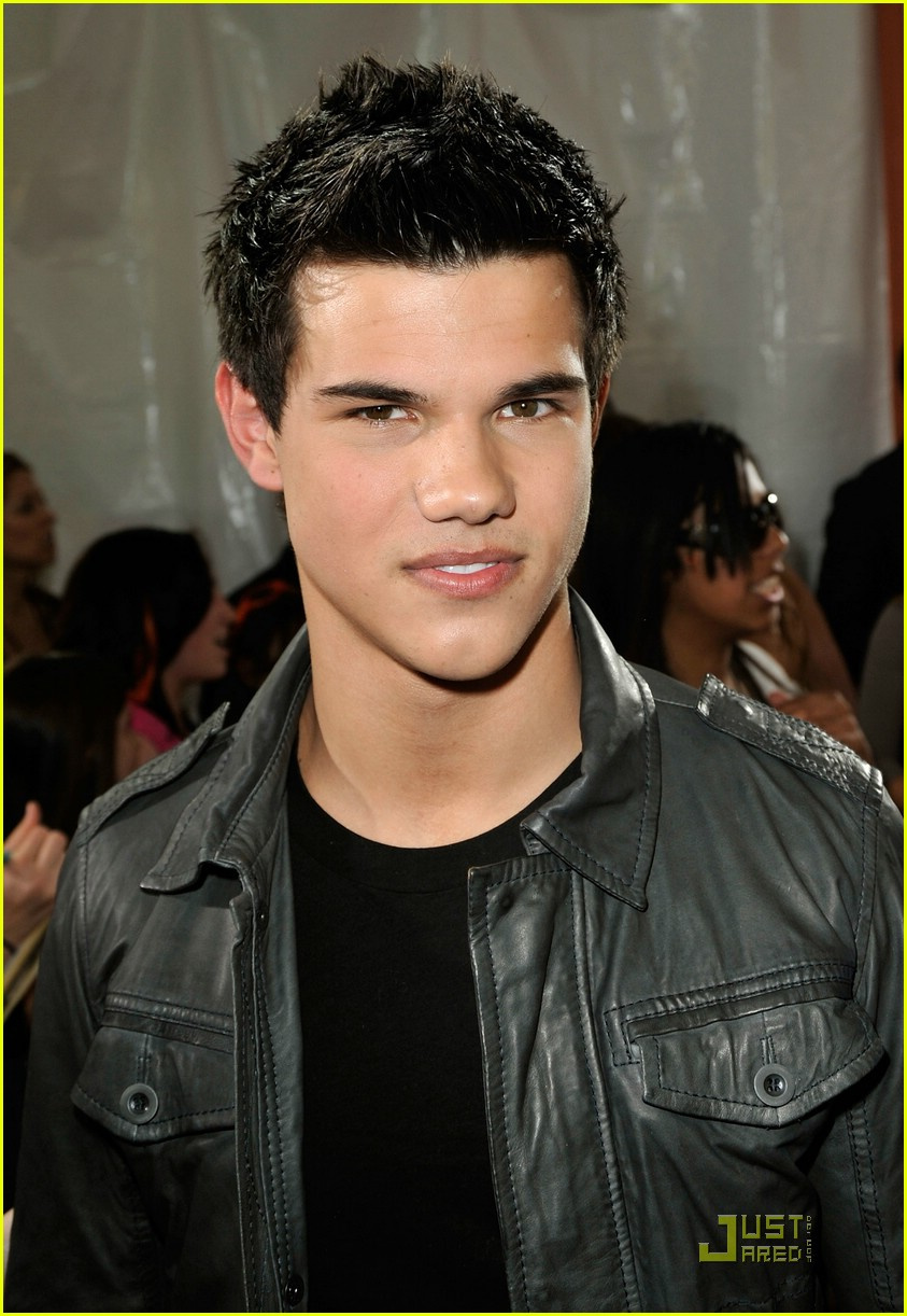 taylor-lautner-demi-lovato-2009-kids-choice-awards-10