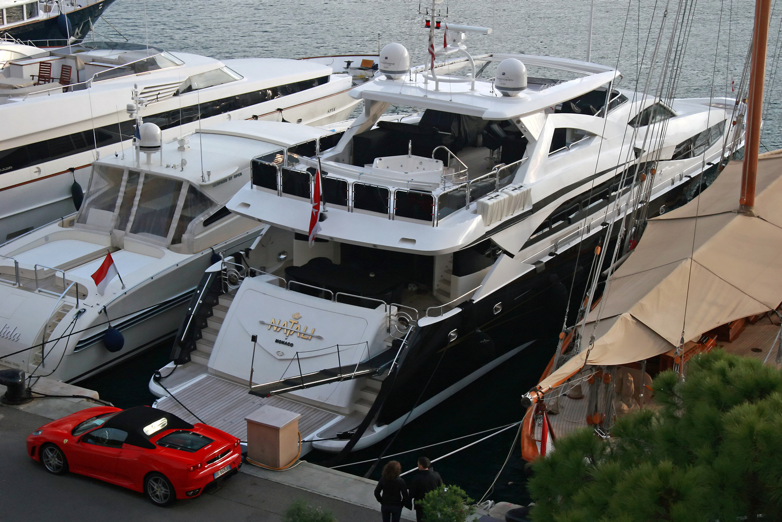 Yacht kikötő részlet&Ferrari F430 Spider