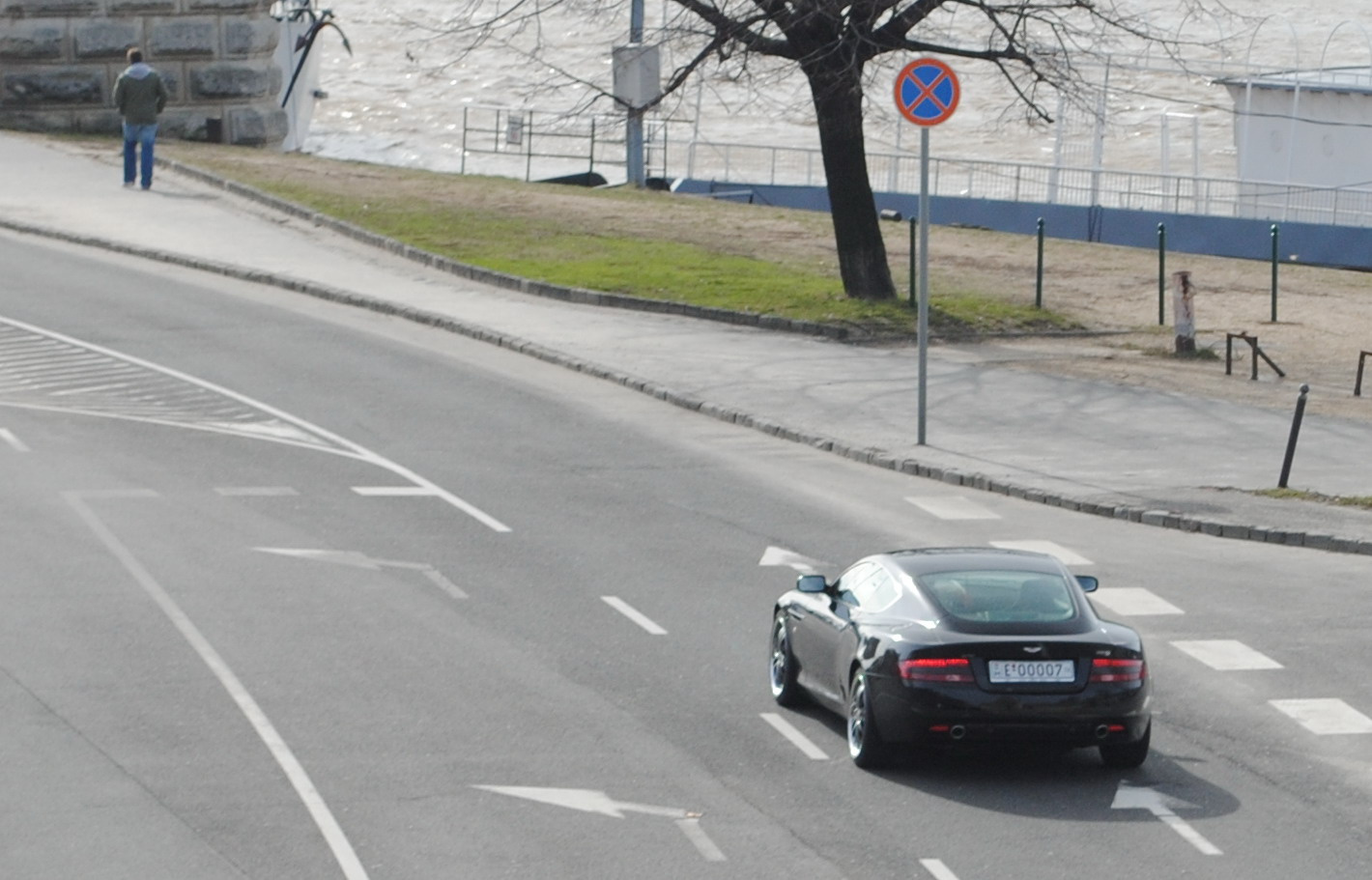 Aston Martin DB9