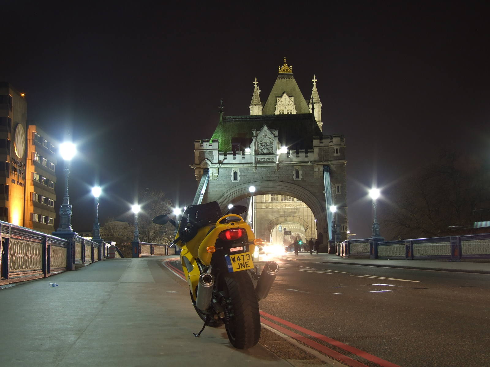 Motorral Londonban - Tower Bridge